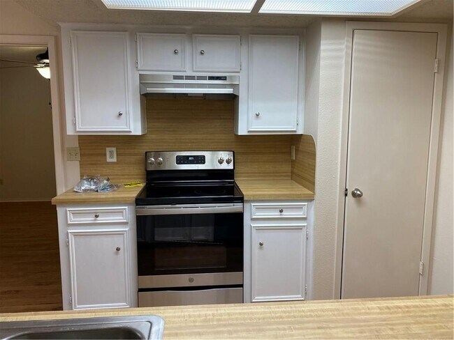 Building Photo - 1503 No Mor Cove
