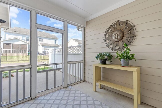 Building Photo - 633 Democracy St