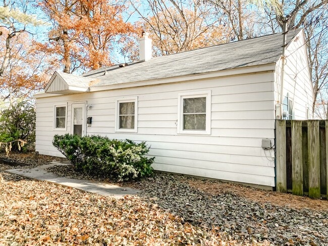 Building Photo - 3 Bedroom and 1 bathroom home