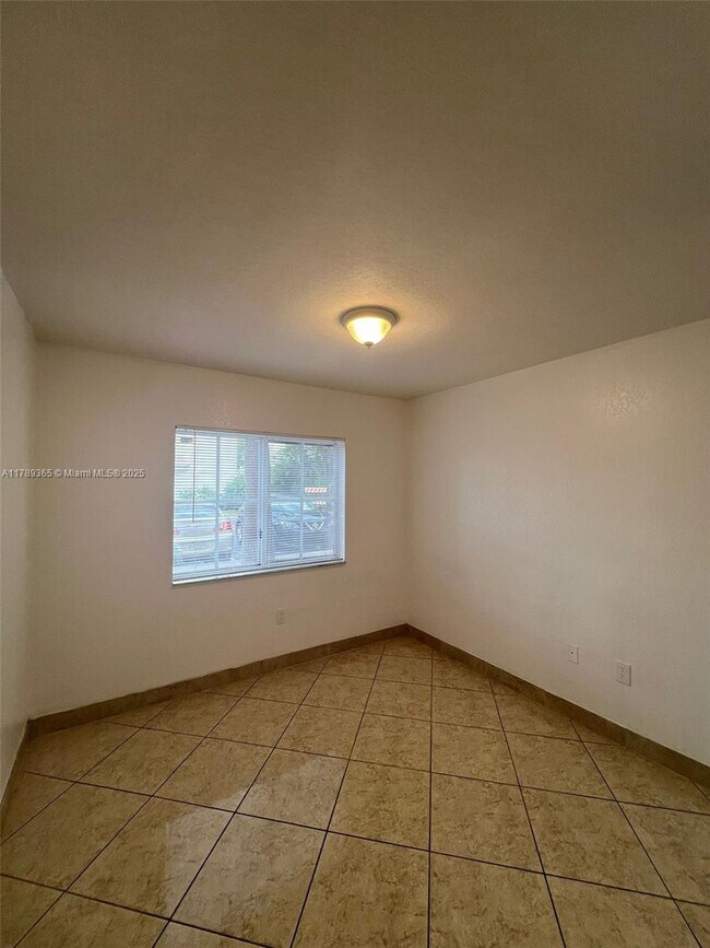 Building Photo - 1241 SE 29th St