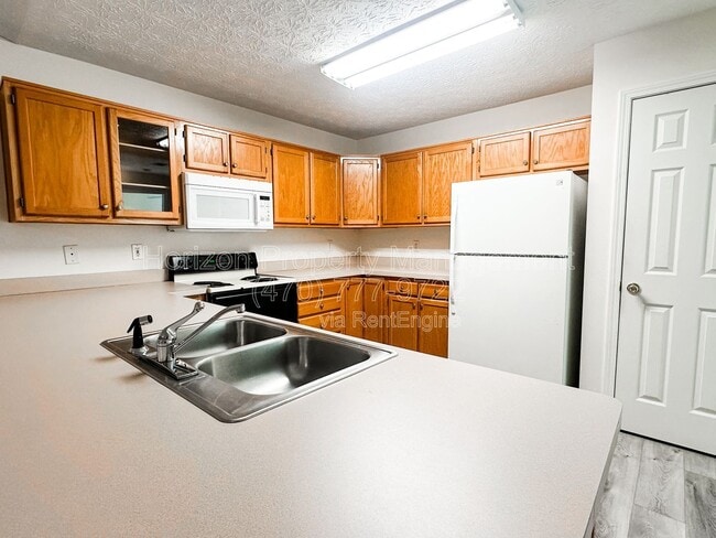 Building Photo - 3903 Hidden Hollow Dr