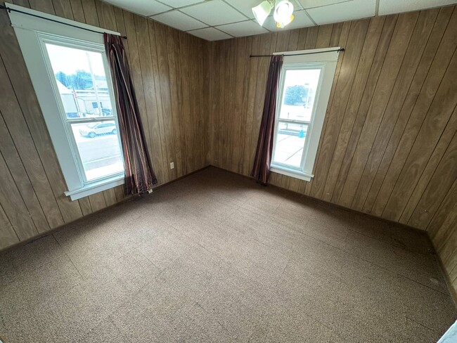 Building Photo - 211 E 7th St