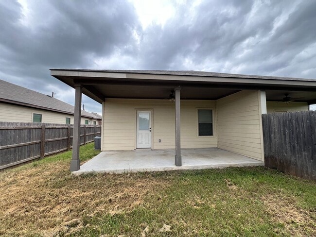 Building Photo - Luxury 3/2 Duplex in NBTX
