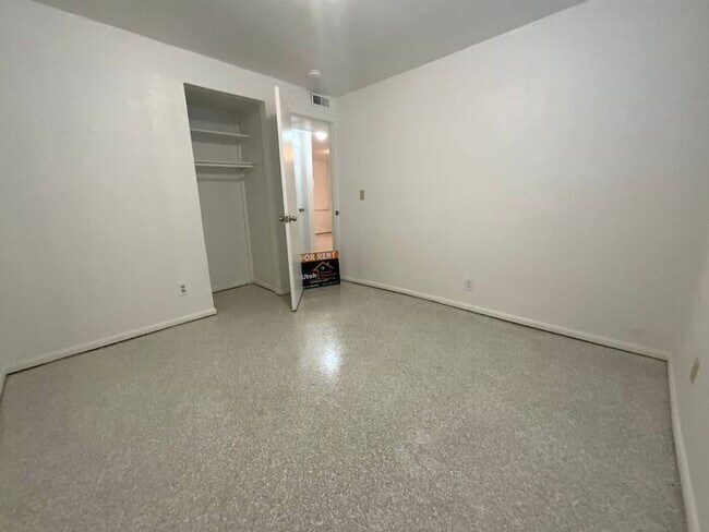 Building Photo - 4 Bedroom 2 Bath Twin Home -Fenced Yard-Dog Friendly