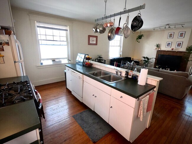 Building Photo - 456 S Graham St