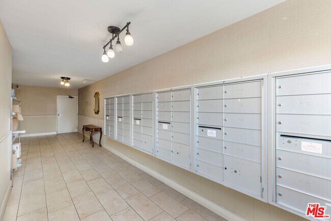 Building Photo - 2385 Roscomare Rd