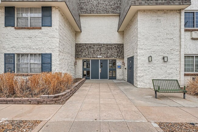 Building Photo - Modern Comfort Meets City Convenience in D...