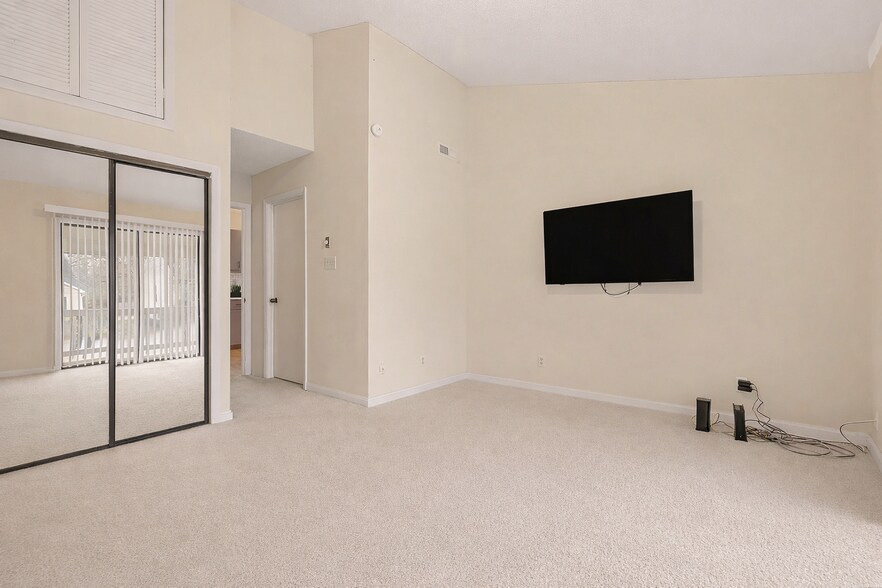 Building Photo - Room in Duplex on Spring St