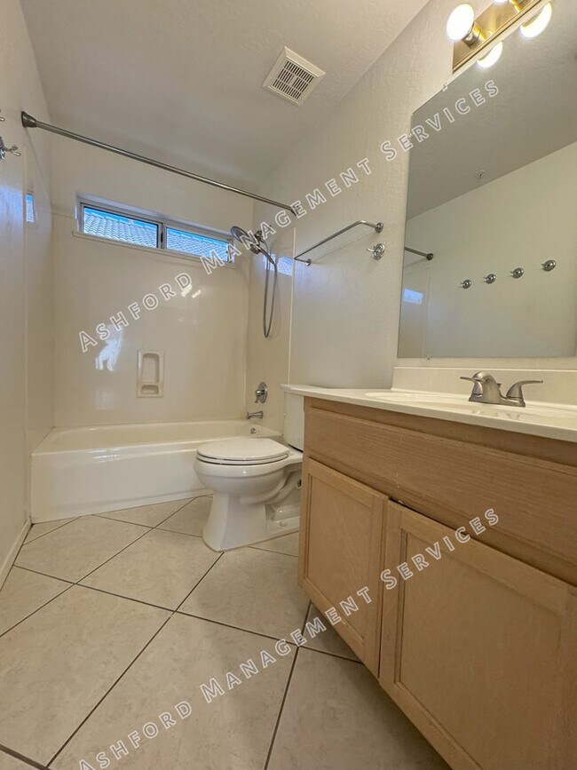 Building Photo - ***MOVE IN SPECIAL!*** BEAUTIFUL 3 BEDROOM...