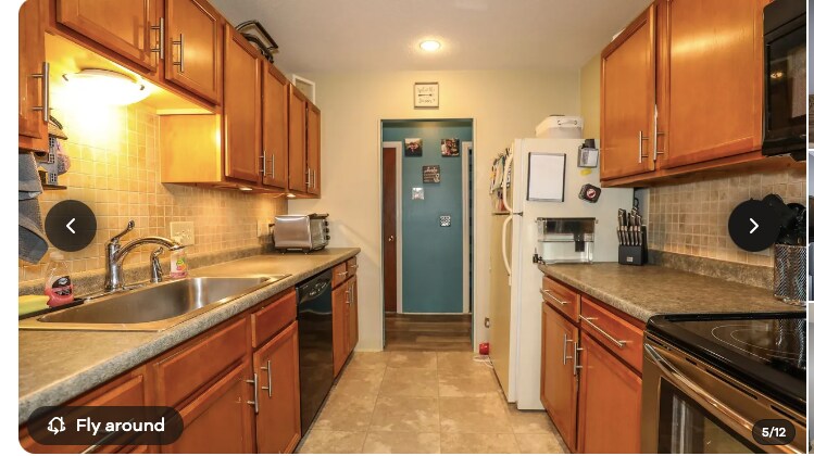 Building Photo - 10 Strawberry Bank Rd