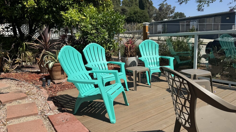 Front deck for all tenants - 4049 Sunset Dr