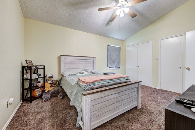 Building Photo - 2206 Whiteoak Cir