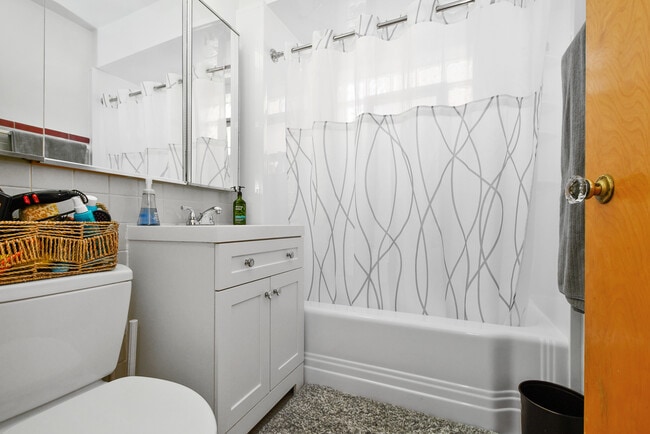 Building Photo - 5622 N Kenneth Ave