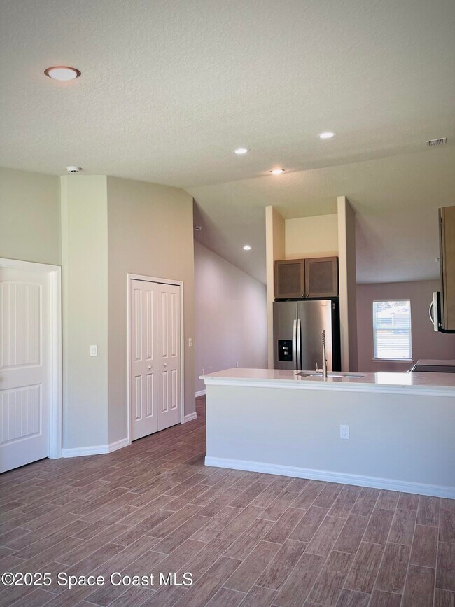 Building Photo - 1101 San Filippo Dr SE