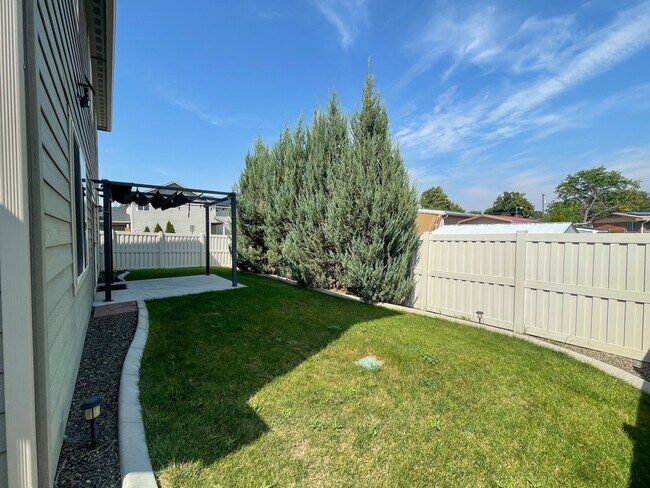 Building Photo - 11473 Baserri Dr