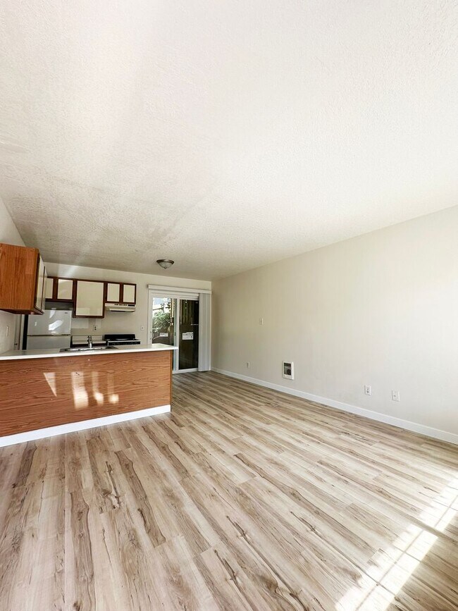Building Photo - 4940-4950-4950 SW 45th Ave