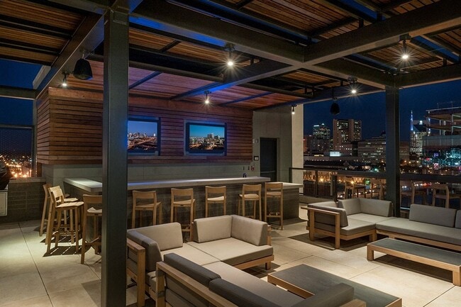 Building Photo - 2 Bed, 2 Bath Luxury High-rise Condo w/ Pa...