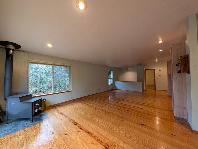 Building Photo - Southworth Hideaway Available Now! Small Pets Okay! 2 Br for Rent!