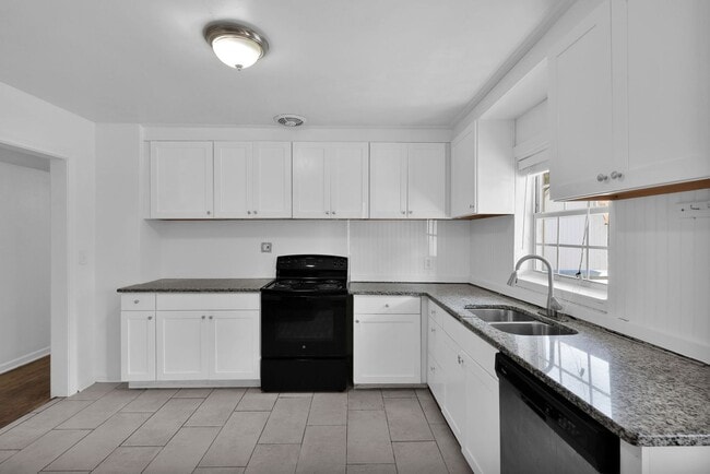 Building Photo - Stunning 3-Bedroom, 2-Bath Home in Desirable Mandarin Neighborhood!