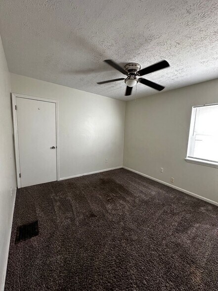 Building Photo - 913 Oakwood Ave