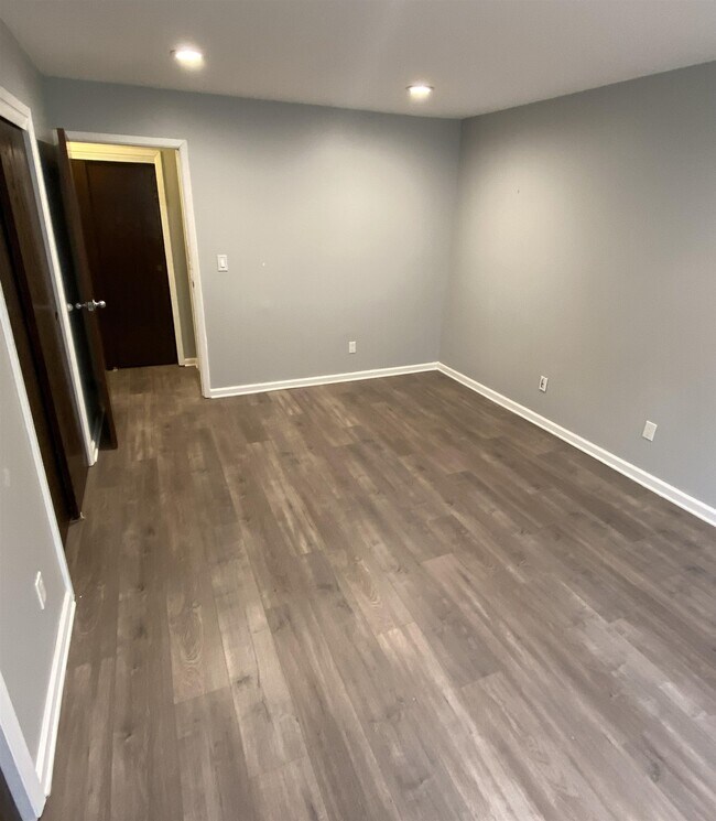 Building Photo - 16 N End Dr