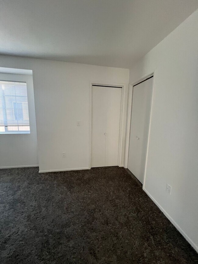 Building Photo - Luxury 3bed Apartment