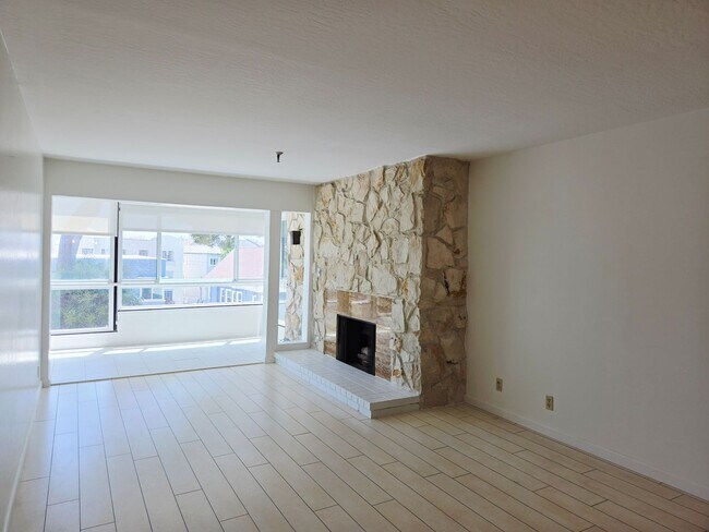 Building Photo - Top Floor Condo Unit