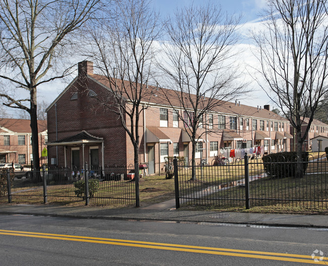 Building Photo - Fort Hill Homes