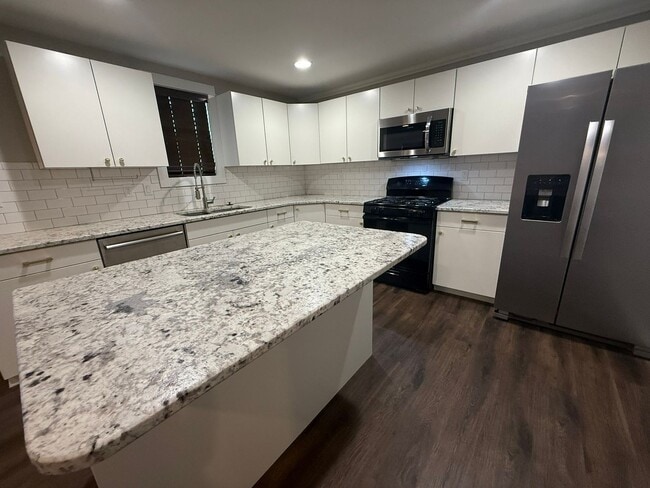 Building Photo - Beautifully renovated Pet Friendly Two Bed...