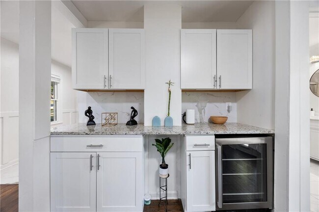 Building Photo - 1290 Glen Forest Way