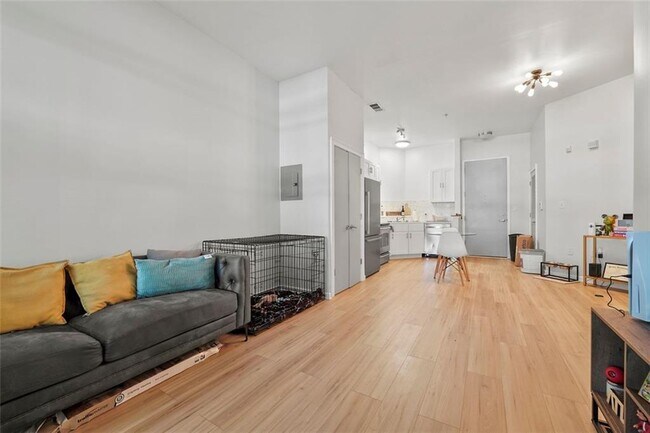 Building Photo - 898 Oak St SW