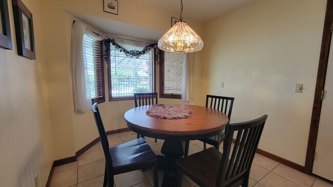 Building Photo - 1041 Carousel Ln