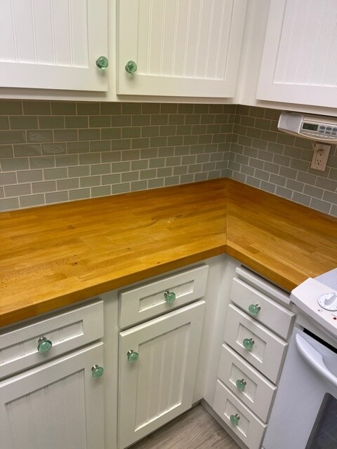 Modern backsplash adds charm in kitchen - 18900 Delaware St