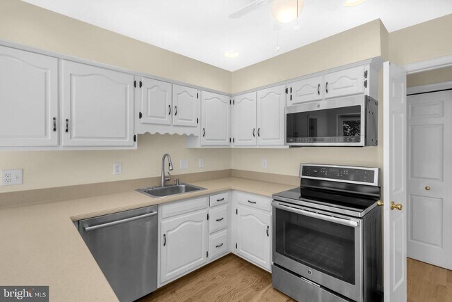 Building Photo - 2206 Fort Ward Pl