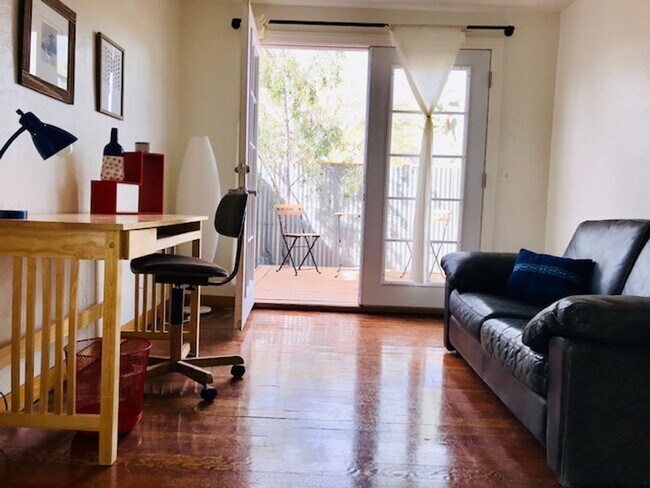 Building Photo - Central Location - 2 beds 1 bath