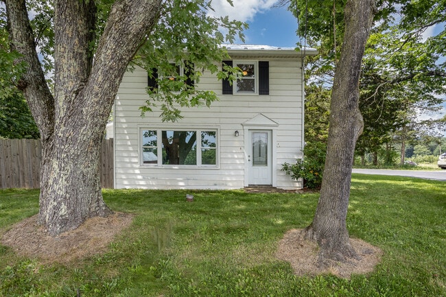 Building Photo - 1645 Roundtop Rd