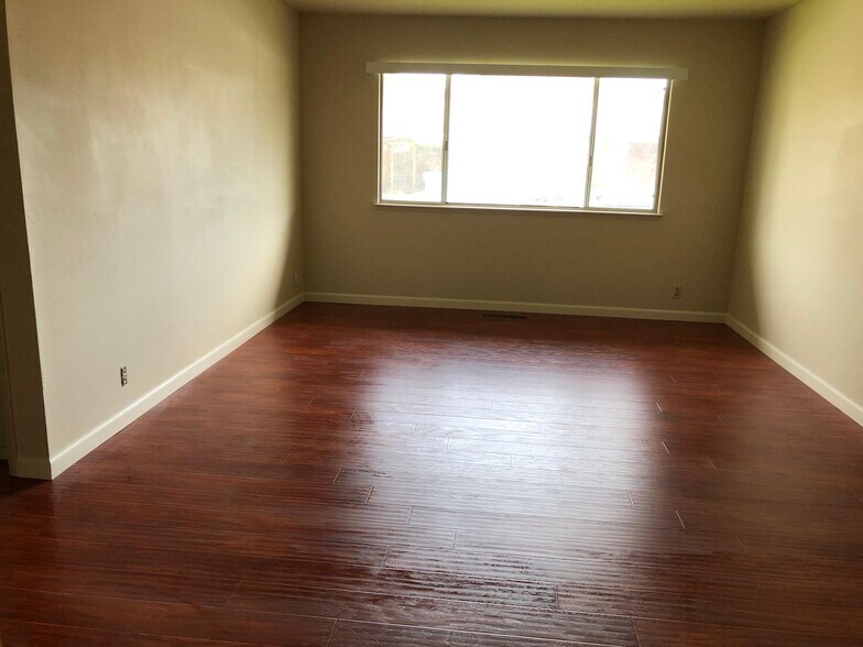 Living Room - 872 Gallatin Dr