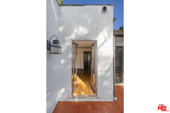 Building Photo - 1169 S Sierra Bonita Ave