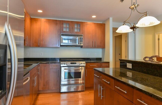 Building Photo - 1025 Maxwell Ln