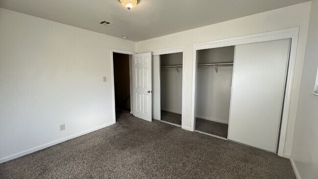 Building Photo - ** Move in special $1995 moves you in - Includes Deposit and January 2026 Rent. ** Updated interi...