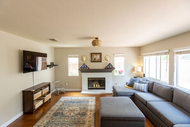 Building Photo - Gorgeous upgraded 4 bed 2.5 bath 2,216 sqft home with Remodeled Kitchen, Hardwood Floors, Tesla S...