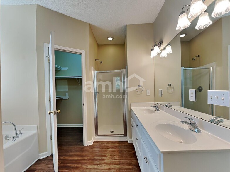 Building Photo - 4038 River Falls Dr