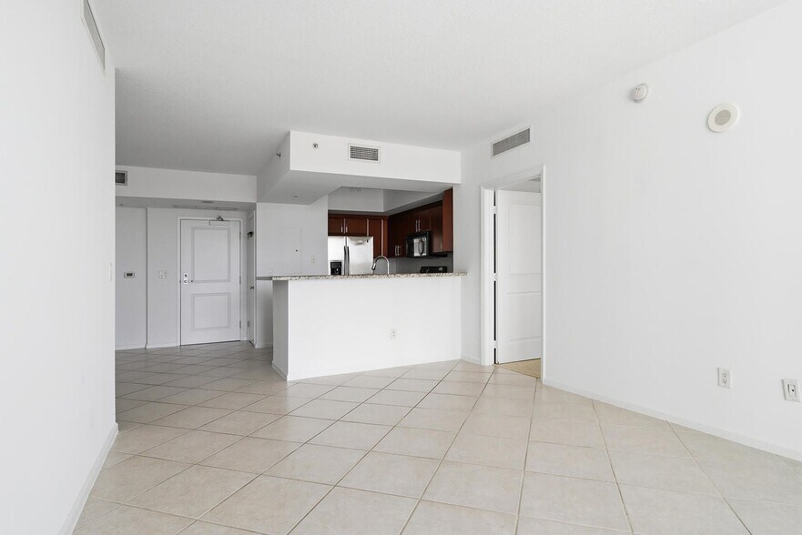 Building Photo - 403 S Sapodilla Ave