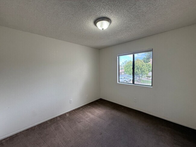 Building Photo - Quail Meadows Upstairs Condo