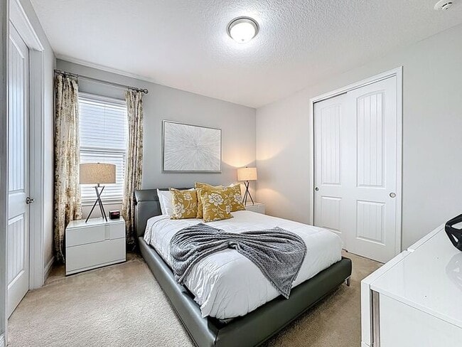 Building Photo - 8 Bedrooms 7 baths on a resort community