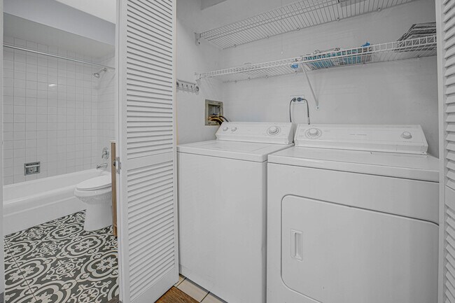 Building Photo - 5420 N Sheridan Rd