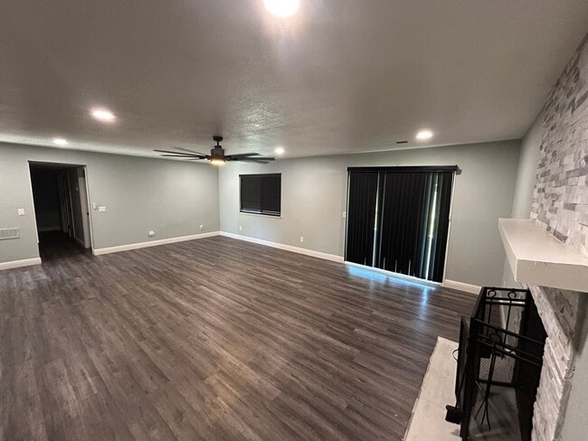 Building Photo - Don't miss out in North Hanford! 3 bedroom 2 bath with solar!