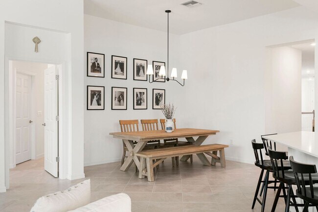 Building Photo - Stylish Corner Coach Home in Prime Fort My...