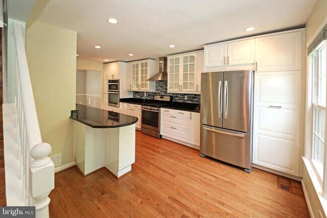 Building Photo - 1810 Golf View Ct