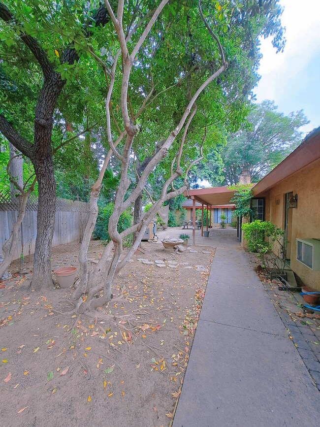 Building Photo - MOVE IN SPECIAL: Half OFF the 1st Month's ...